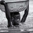 "Llevando el agua a casa" de ELENA MOLINA CARBONELL